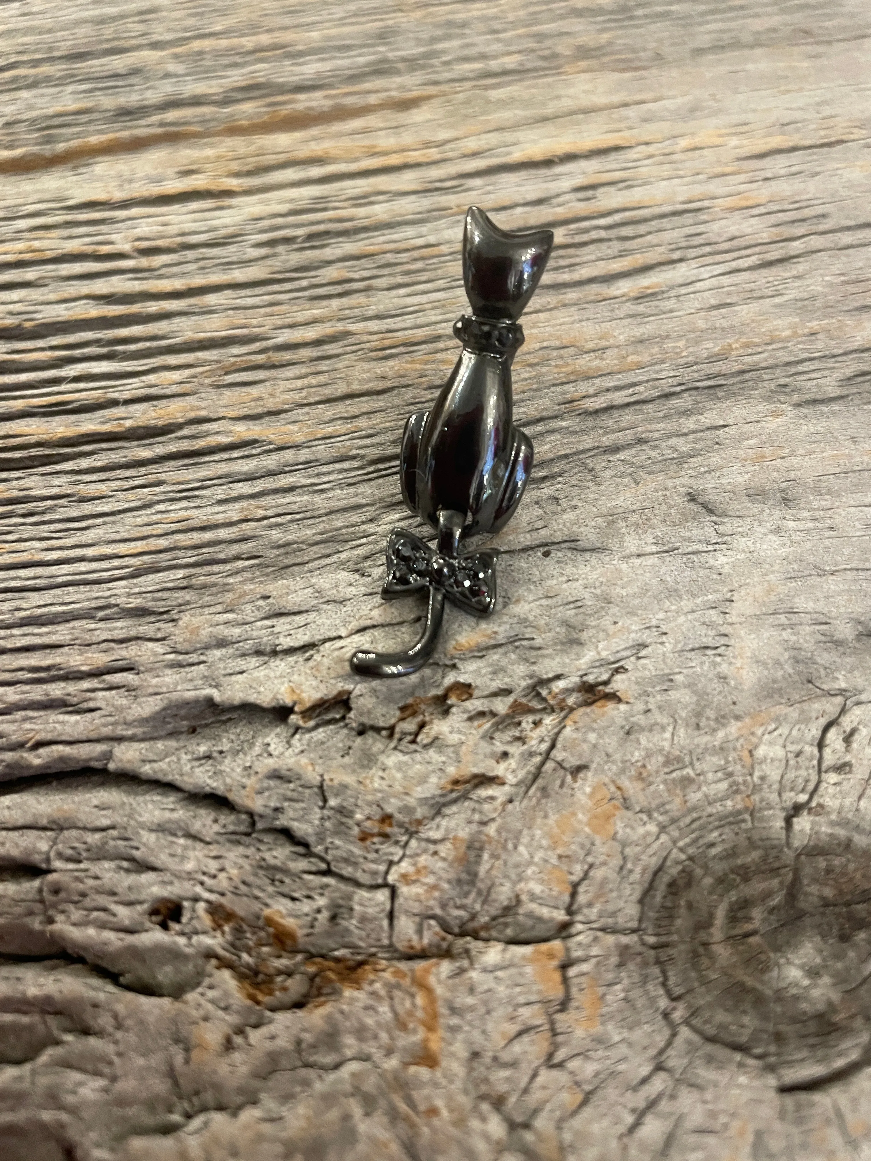 Cat Brooch with wagging bow tail - GUNMETAL or GOLD