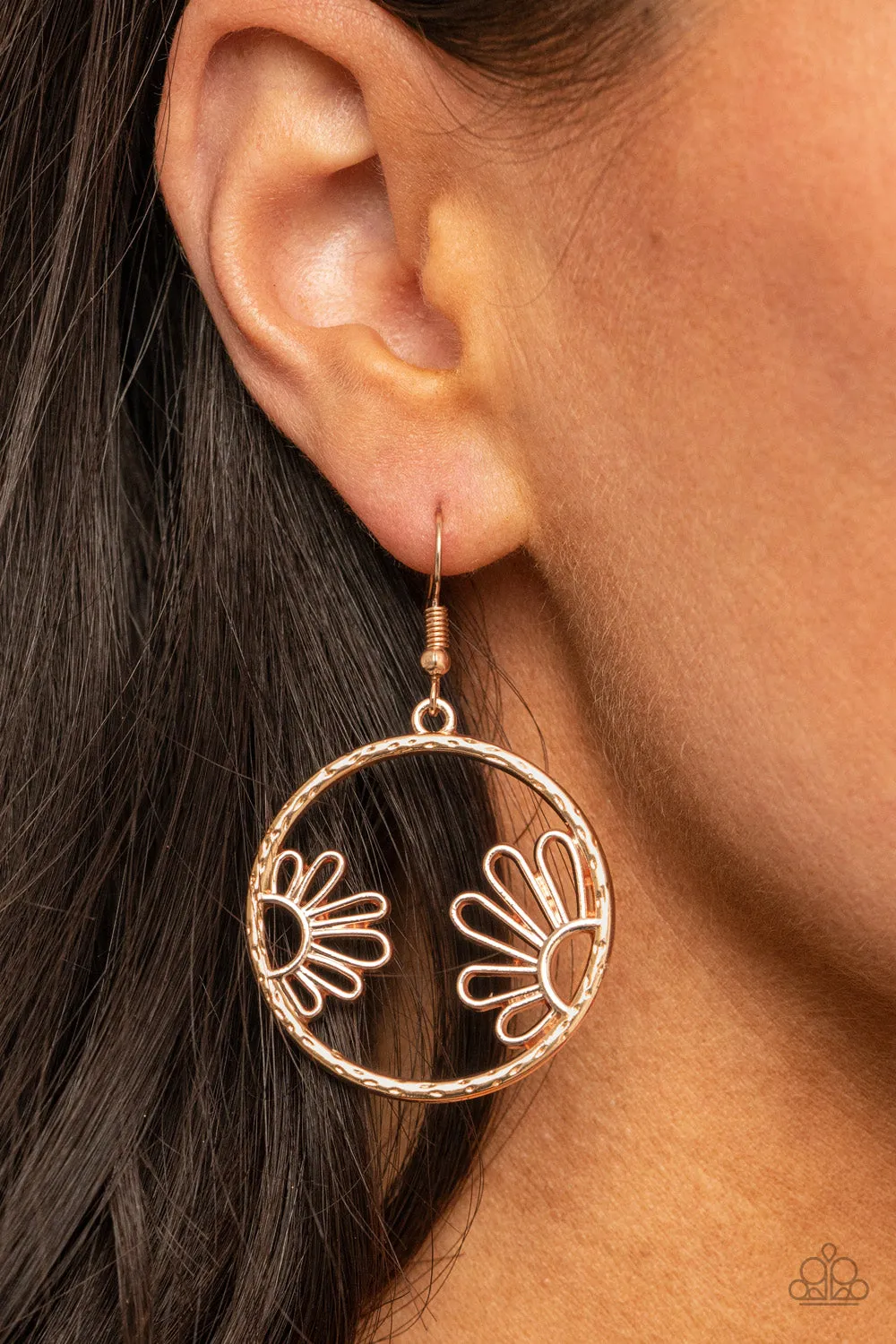 Demurely Daisy - Rose Gold Earring