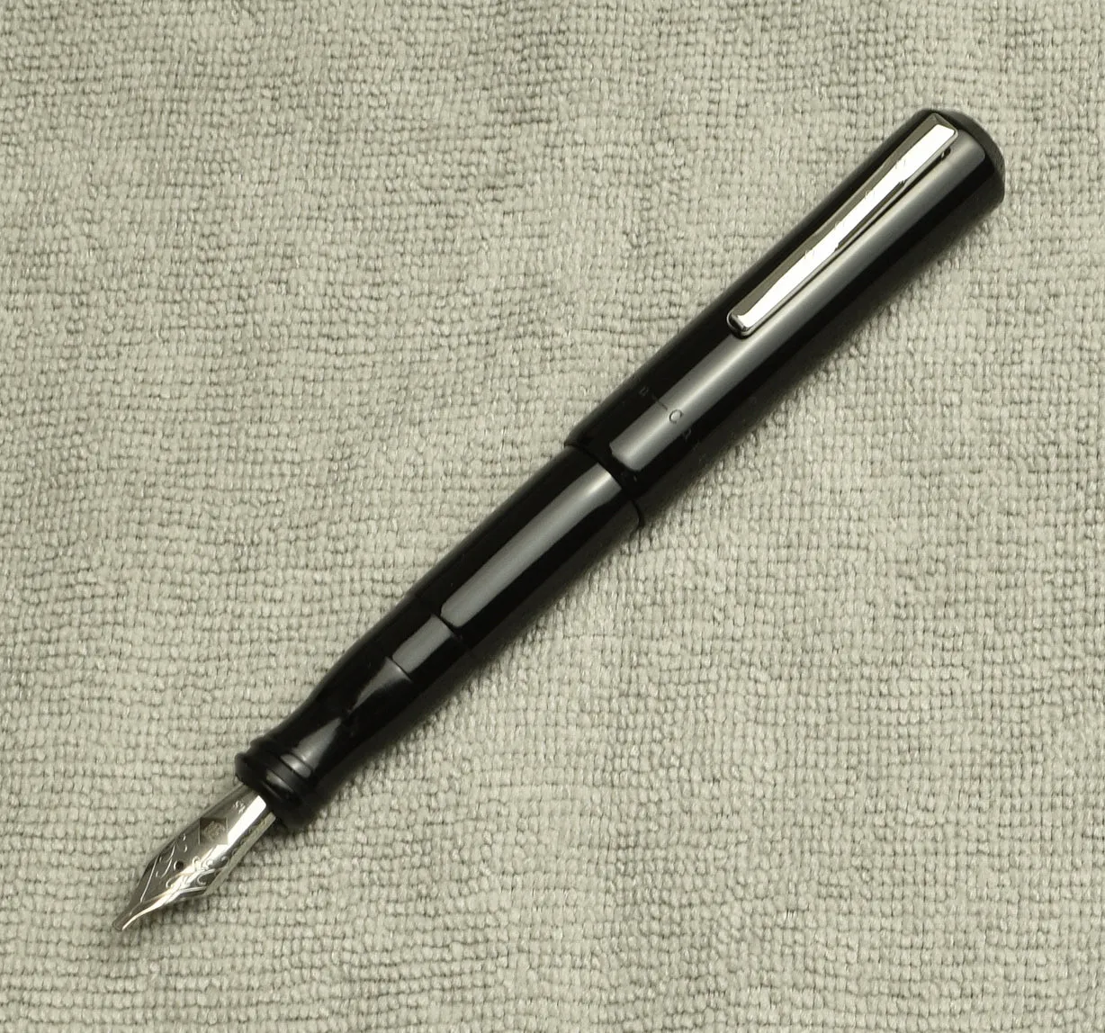 Model 02 Intrinsic Fountain Pen - Solid Black