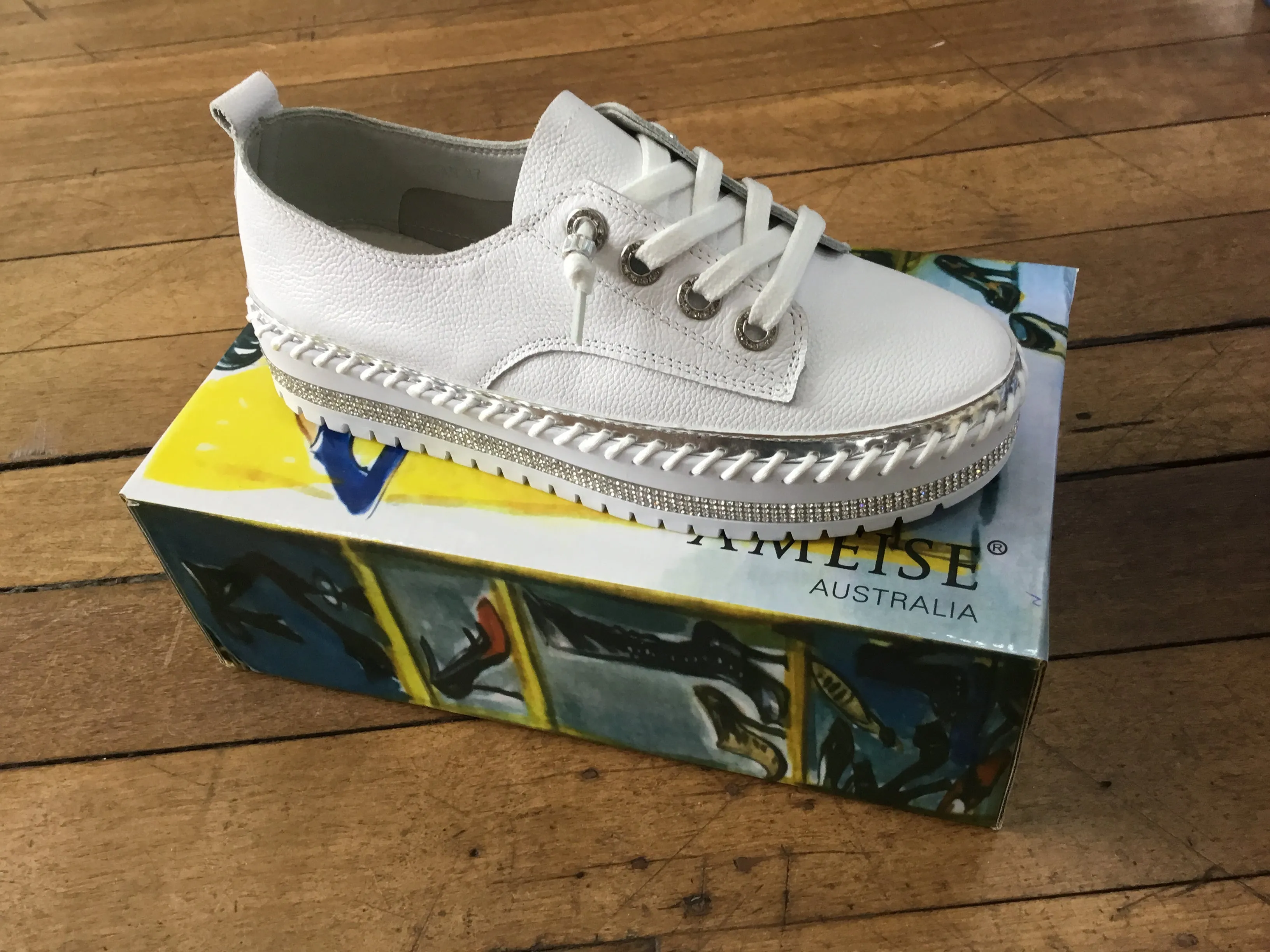 Susan Ameise Sneakers